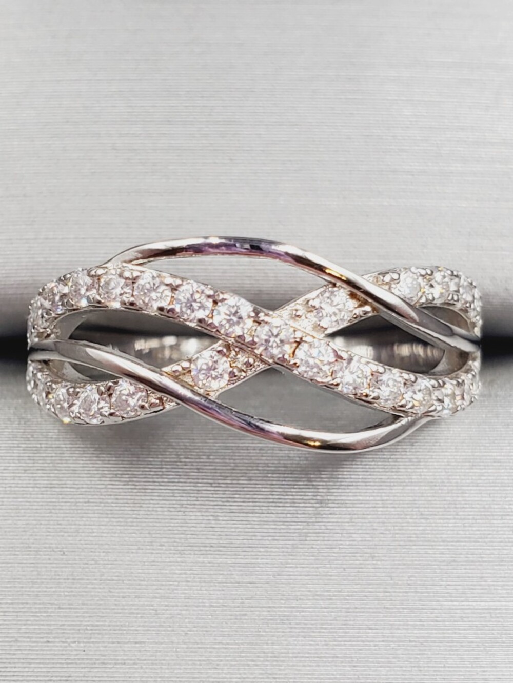 Round Cut Moissanite 925 Sterling Silver Twist Crossover Ring